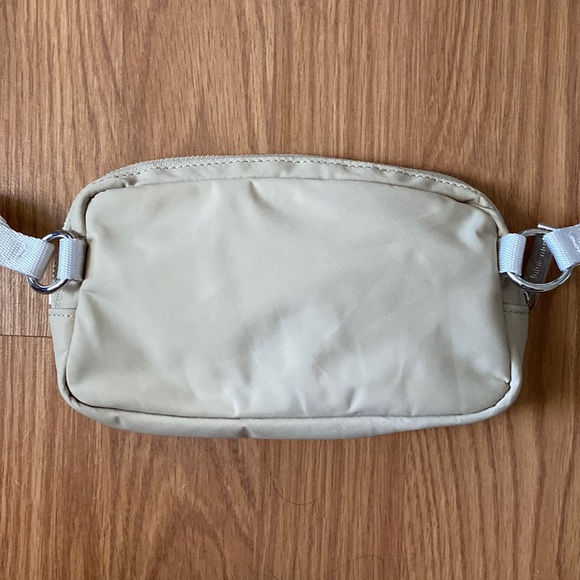 ❤️ Lululemon Everywhere Cross Body Bag Trench/White Opal - Picture 2 of 7